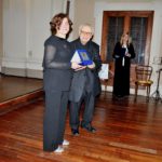 Consegna della targa a Silvia Cibotti, direttore del Coro "Alba di Pace"
